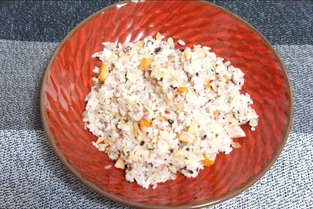 皿に盛りつけた雑穀米チャーハン