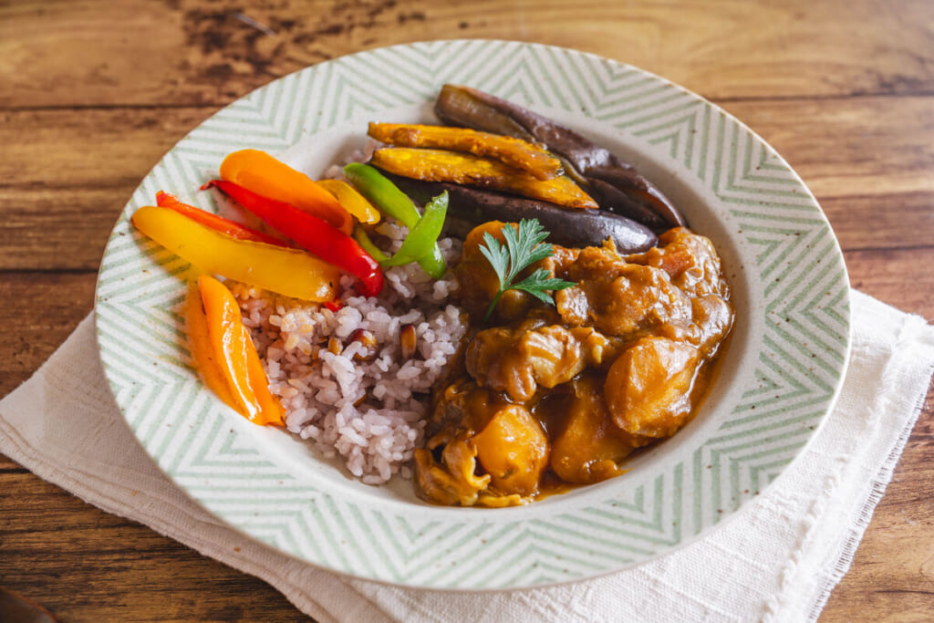 雑穀ごはんに焼き野菜を添えたカレープレート